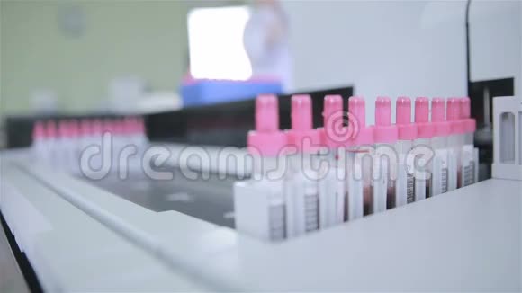 制药设备自动医疗输送机分析血样视频的预览图