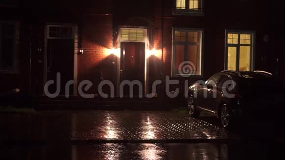 英国风格的房子和雨夜停放的汽车视频的预览图