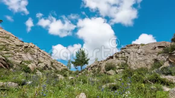 景观TimelapseUHD美丽的山和蓝天白云视频的预览图