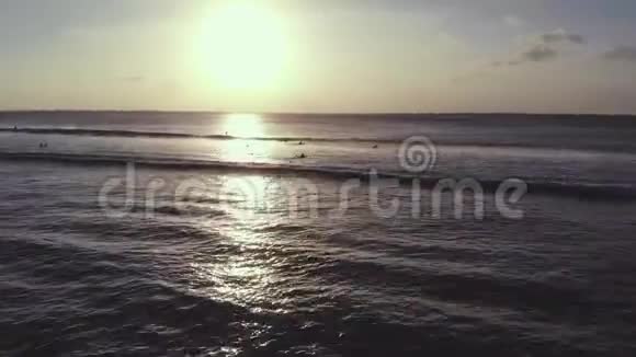 在日落和海浪时冲浪者在海洋上的空中无人机视野自然水运动日落海浪激情视频的预览图