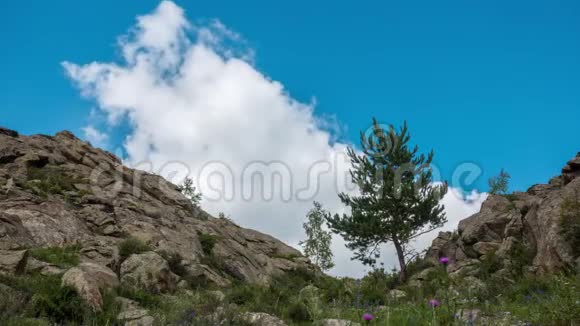 景观TimelapseUHD美丽的山和蓝天白云视频的预览图