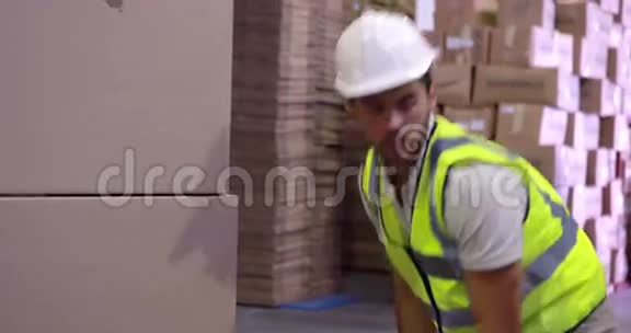 仓库工人包装盒子的调色板视频的预览图