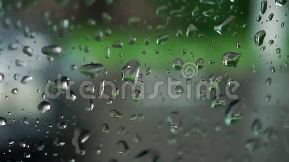一辆汽车在雨窗后面经过慢动作boke视频视频的预览图