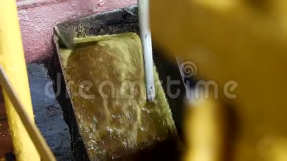 生产菜籽油产出的菜籽油从压榨到储罐特写石油油油油视频的预览图