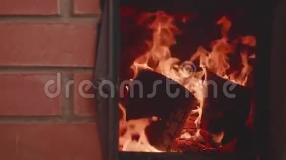 炉门开启时火焰螺旋的观察慢镜头视频的预览图