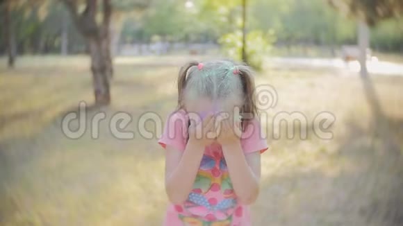 色的节日霍利一个女孩自己的肖像洒满了彩色粉末节日的色彩视频的预览图
