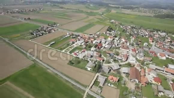 美丽的风景农场和小镇从天空视频的预览图