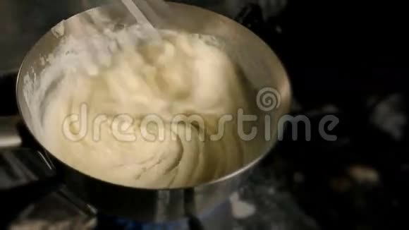 用土豆泥粉碎煮熟的土豆厨师用威士忌混合土豆泥视频的预览图