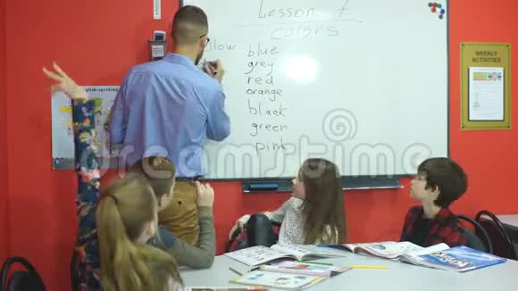 小学一班的老师在黑板上写字视频的预览图