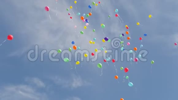 蓝天背景上五颜六色的气球视频的预览图