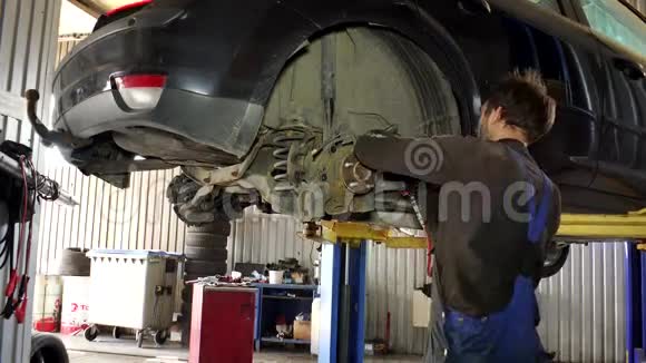 汽车修理工在汽车修理厂工作向下倾斜视频的预览图