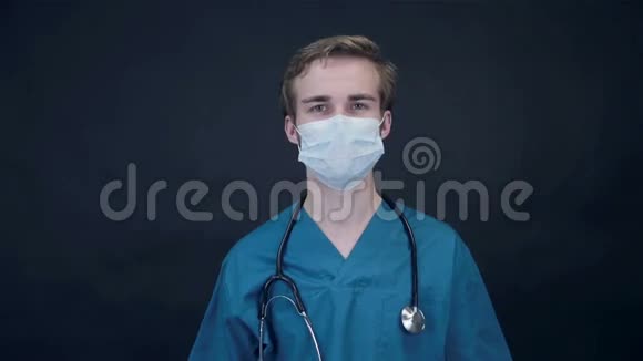 微笑医生移除医疗面罩看着屏幕包装好的视频的预览图