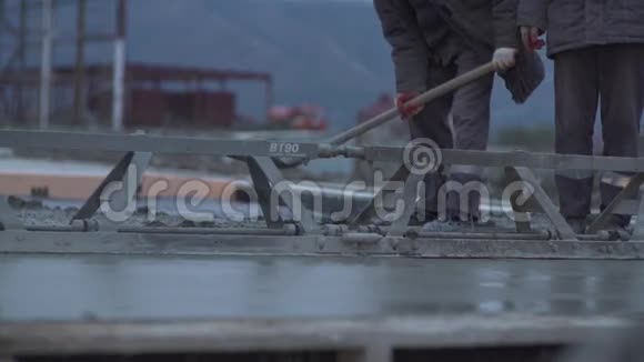 混凝土工人擦湿混凝土视频的预览图
