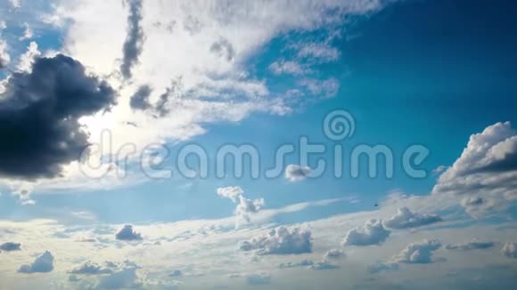深蓝的天空背景或质地有云视频的预览图