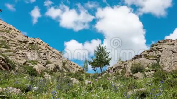 景观TimelapseUHD美丽的山和蓝天白云视频的预览图