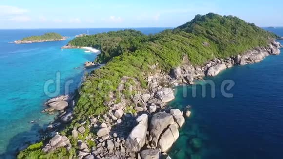 美丽的西米兰岛海角石头鸟瞰高清慢速运动泰国安达曼海视频的预览图