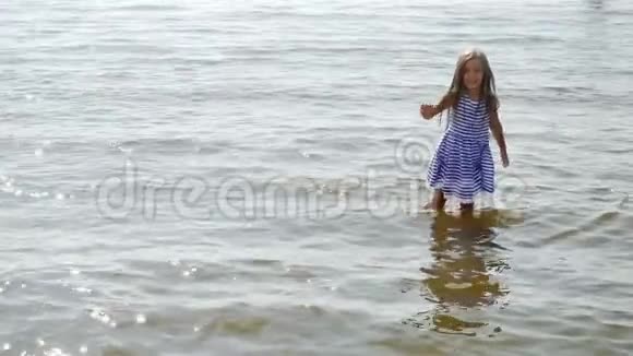 穿着条纹裙子跑步的小女孩视频的预览图