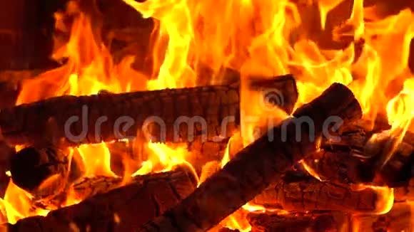 500fps超级慢镜头的木柴燃烧在壁炉视频的预览图