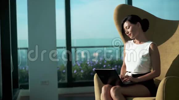 带手提电脑的女人戴太阳镜视频的预览图