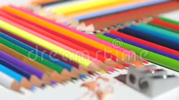 彩色铅笔和卷笔刀视频的预览图