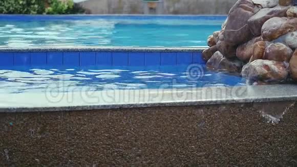 一个豪华的私人游泳池周围是一个天堂花园慢动作泼水1920x1080视频的预览图