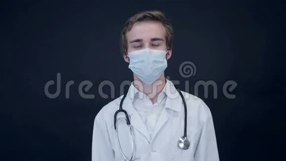 微笑医生移除医疗面罩看着屏幕包装好的视频的预览图