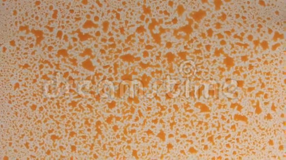 很漂亮的背景放大白色背景上的橙色雨滴视频的预览图