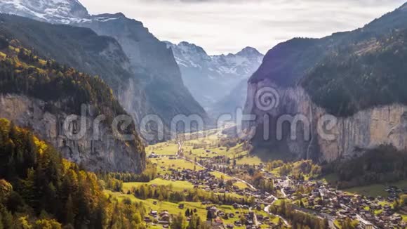 瑞士山飞村瀑布瑞士航空4k视频的预览图