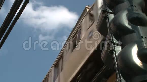 L型列车低角镜头5中2视频的预览图