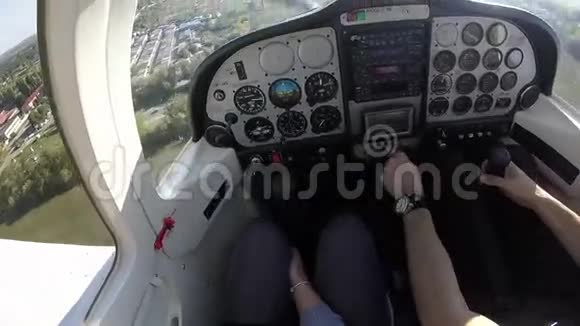 从驾驶舱看到的飞机视频的预览图