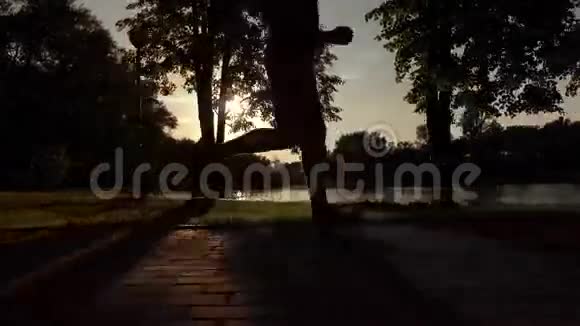 男子跑步腿日落剪影颜色分级4Ksteatam视频视频的预览图