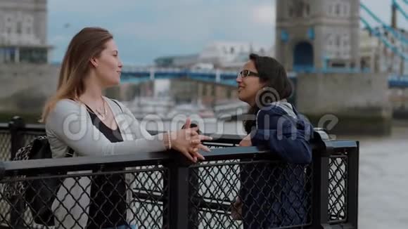 伦敦城市之旅塔桥的两名年轻女子视频的预览图