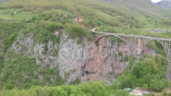 塔拉河峡谷最受欢迎的地方是杜德维卡桥黑山Zabljak的Jurjevich桥视频的预览图
