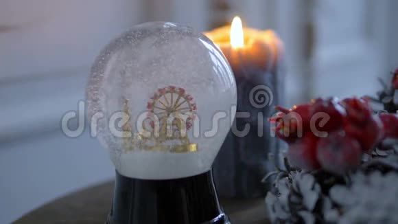 圣诞装饰品闪亮的神奇水晶球雪落在城市上视频的预览图