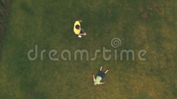小男孩和爸爸在草坪上玩空中射击视频的预览图