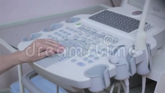 超声设备键盘手中无法辨认的医生用超声波设备工作视频的预览图