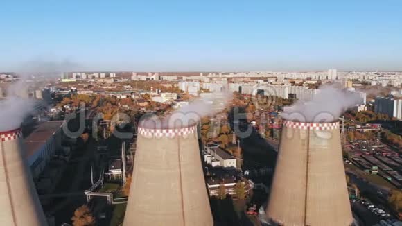 工业管道的鸟瞰污染了城市居民旁边的空气视频的预览图