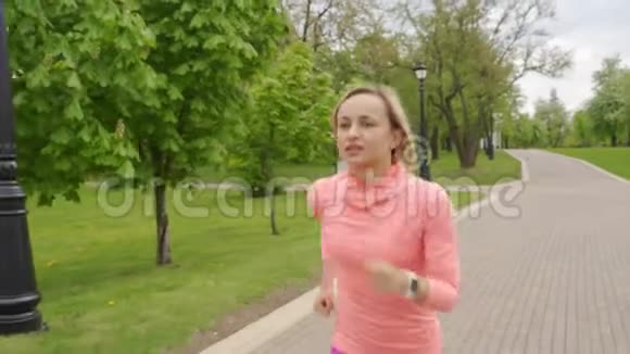 跑步者女人在户外跑步训练减肥的概念视频的预览图