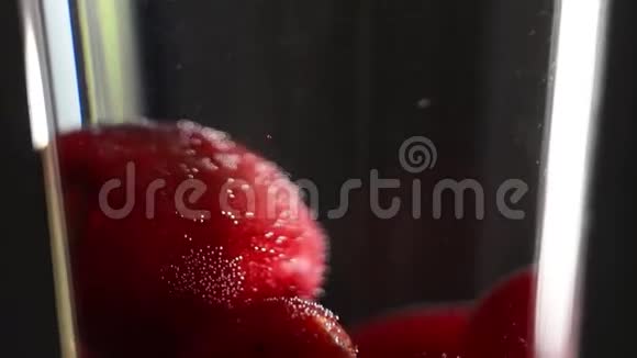 大樱桃鸡尾酒黑色背景苏打水视频的预览图
