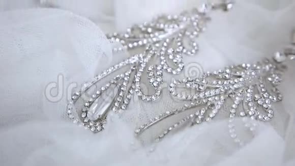 面纱上漂亮的新娘耳环视频的预览图