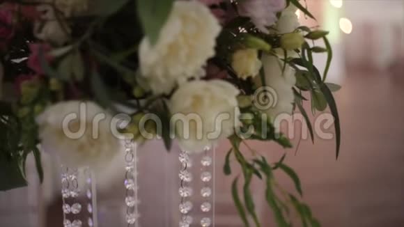 婚礼桌上漂亮的花束视频的预览图