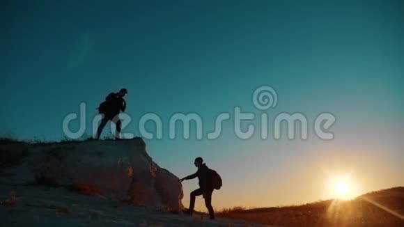 团队合作胜利游客两个人游客徒步旅行冒险登山者爬山成功自由起来慢动作视频的预览图