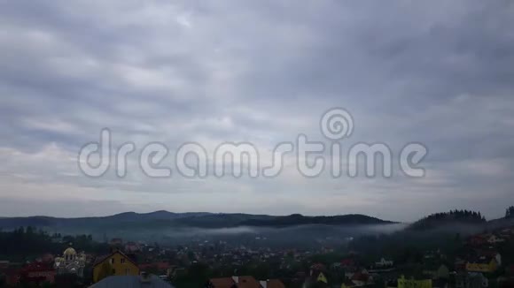 早晨的雾在山村里阴云密布的时间流逝视频的预览图
