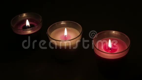 蜡烛在黑暗中燃烧很浪漫情人节视频的预览图