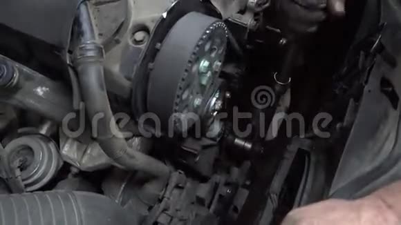 汽车修理工更换橡胶齿轮带视频的预览图