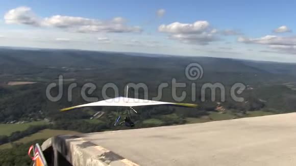 悬挂式滑翔机从俯瞰山上的鲈鱼发射视频的预览图