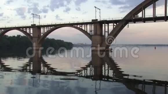河上的桥视频的预览图