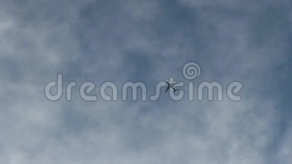 商用飞机飞云天空远射视频的预览图
