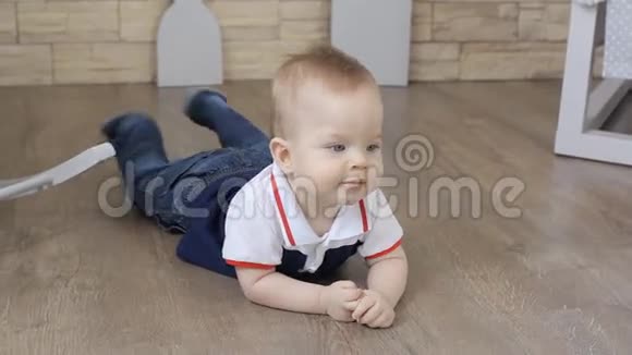 小男孩爬在地板上视频的预览图