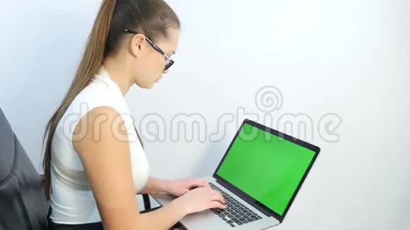 商业女性打字电脑视频的预览图